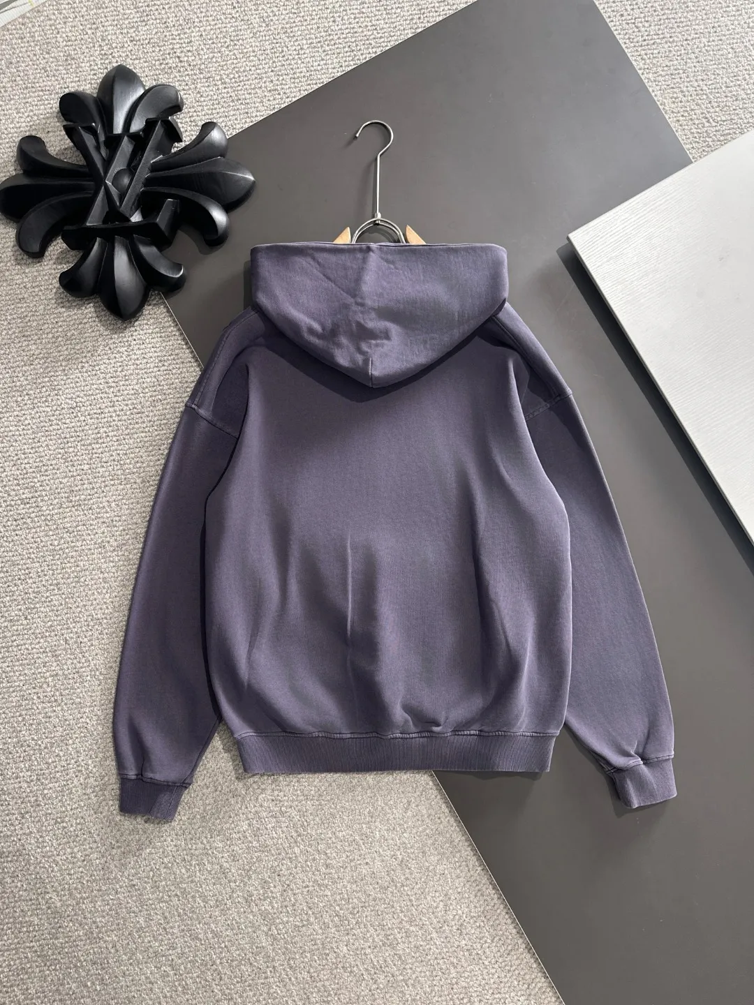 Next day shipping P720 mStone lsland/stone island high quality 2025 autumn and winter new casual heavy industry suit exclusively developed by yb! High quality production! The top version of the trading company channel order, external orders for imported custom fabrics, high breathability and comfort, impeccable details, absolutely worth buying! This type of suit is also a must-have for lazy people. You don’t have to think about how to match it, you can just get it in one set! Brand element design concept, delicate and soft feel! It presents a casual cut and the upper body shape is great! On sale simultaneously on the official website! From a high-end men's positioning brand, the low-key luxury taste is irresistible! Exquisite workmanship and impeccable quality! The overall style is simple, fashionable and timeless, fully meeting the requirements of stylish and tasteful dressing! Sizes: S to XL (or state your height and weight when placing an order)